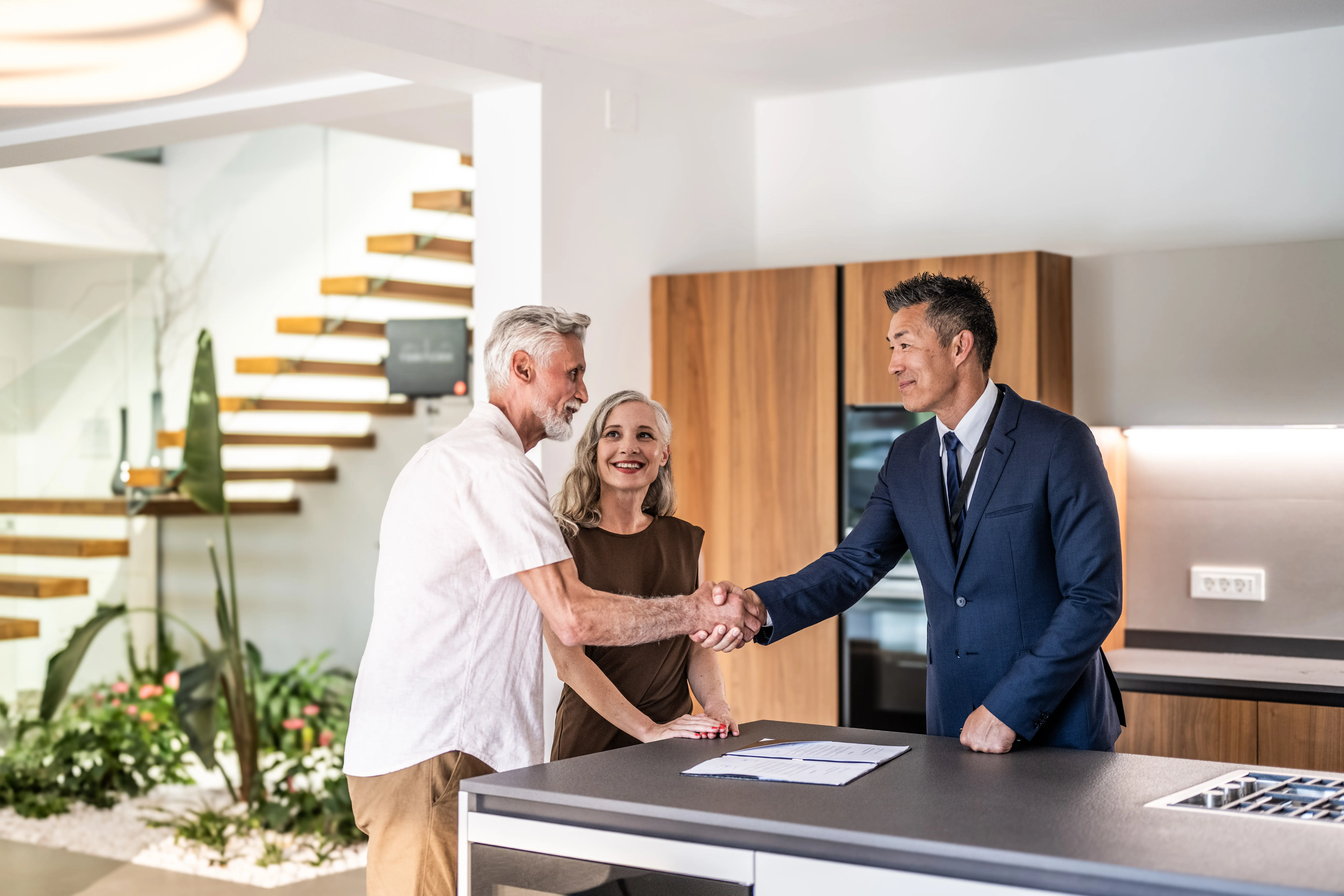 couple signing house leasing agreement